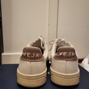 $20 for 2 🧡 Veja V12 leather sneakers